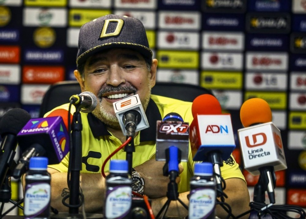 Maradona coronó a Racing como campeón. AFP