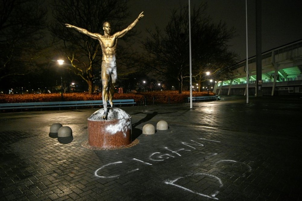 La estatua de Ibrahimovic, otra vez asaltada. AFP