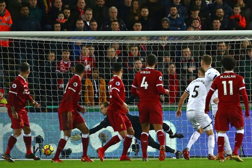 El Liverpool descarta el fichaje de Konsa. AFP