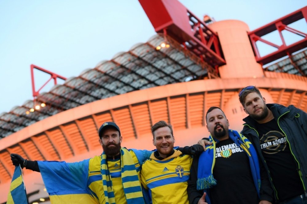 Des supporters suédois posent devant le stade San Siro. AFP