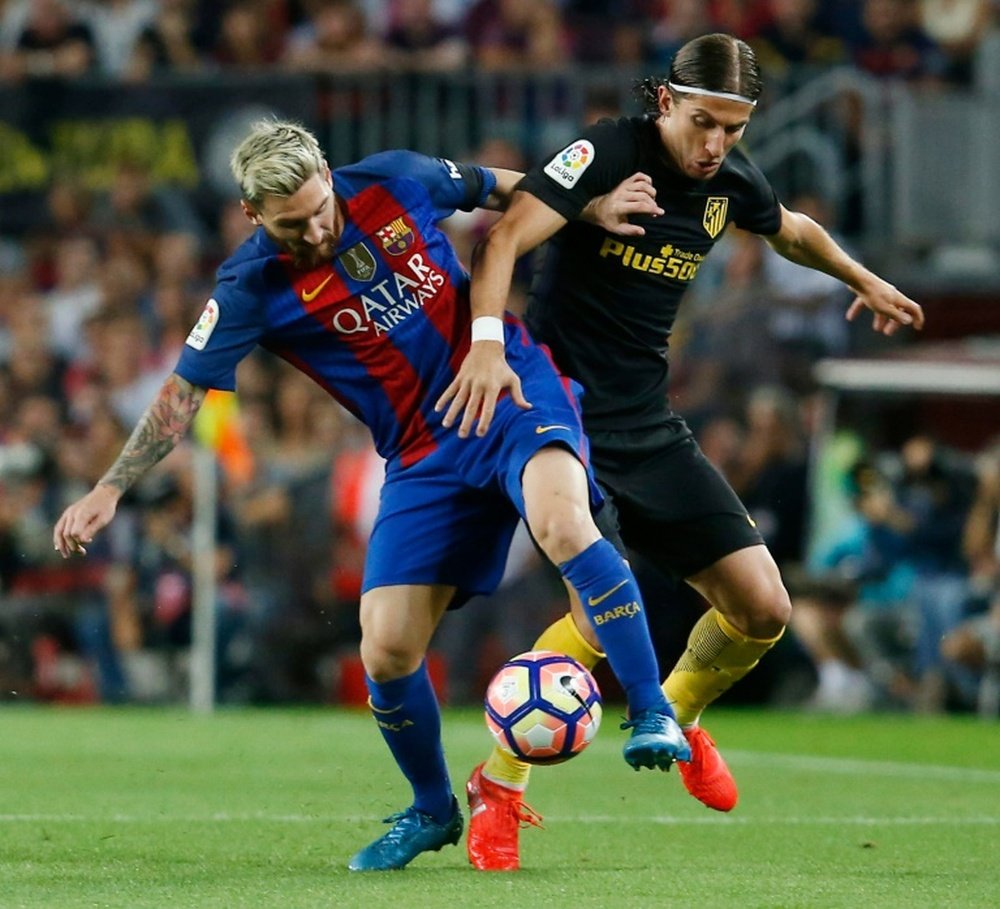Messi y Filipe Luis se han enfrentado en numerosas ocasiones. AFP/Archivo