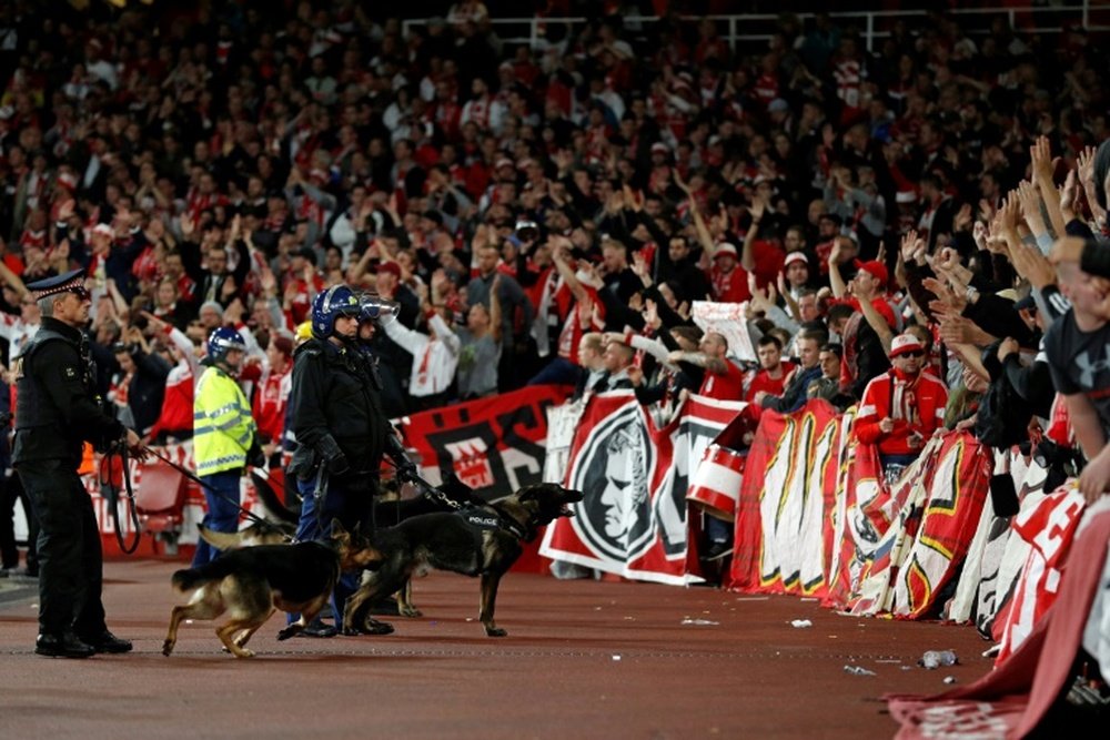 Des policiers face aux supporters de Cologne avant le match dEuropa League contre Arsenal. AFP