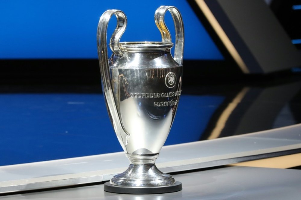 Trophée de la Ligue des champions exposé dans la salle du tirage au sort à Monaco. AFP