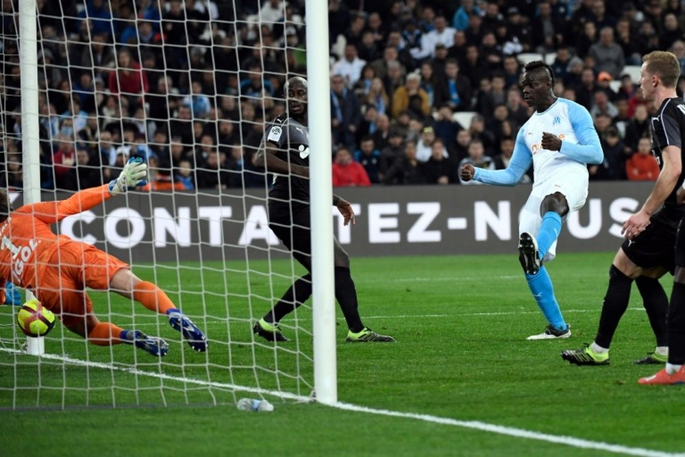 Balotelli le hizo el segundo gol marsellés al Amiens. AFP