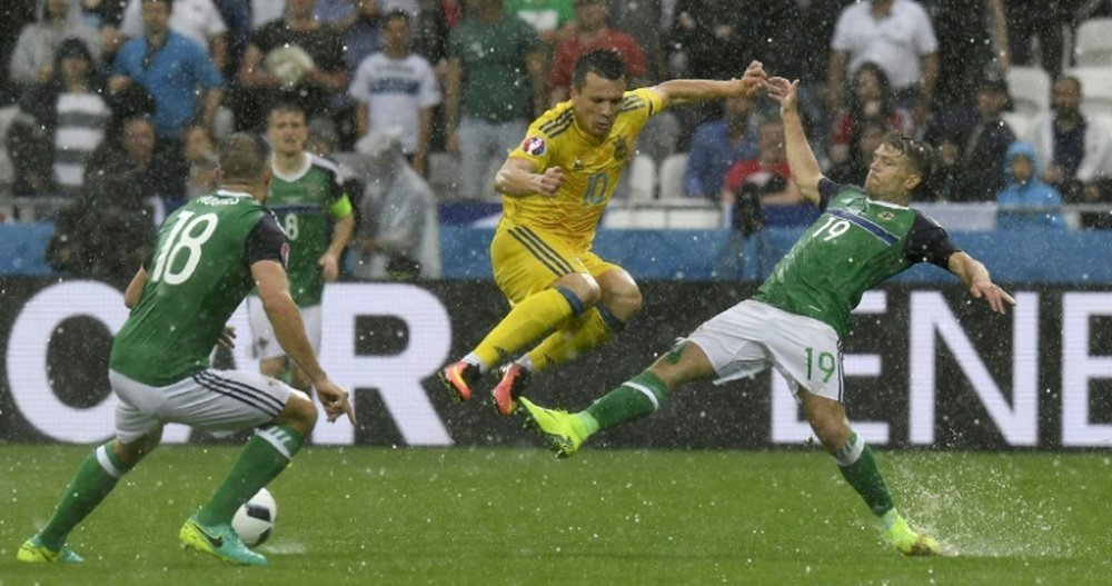 Aaron Hughes estuvo presente en la Eurocopa y disputó tres partidos con su selección. Archivo/EFE