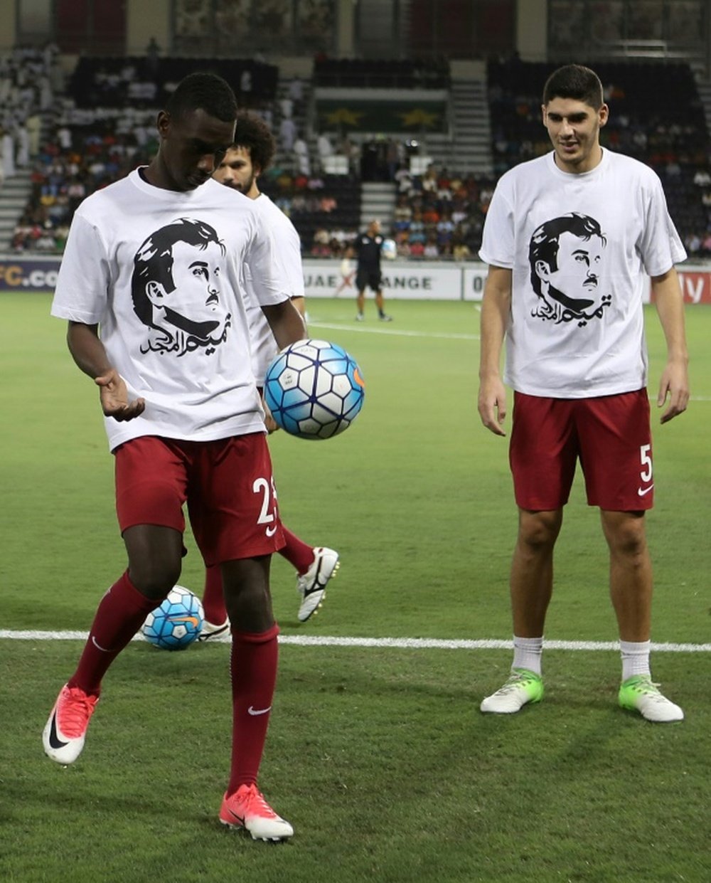 Les joueurs du Qatar avec des tee-shirts à l'effigie de l'émir Sheikh Tamim bin Hamad Al-Thani. AFP
