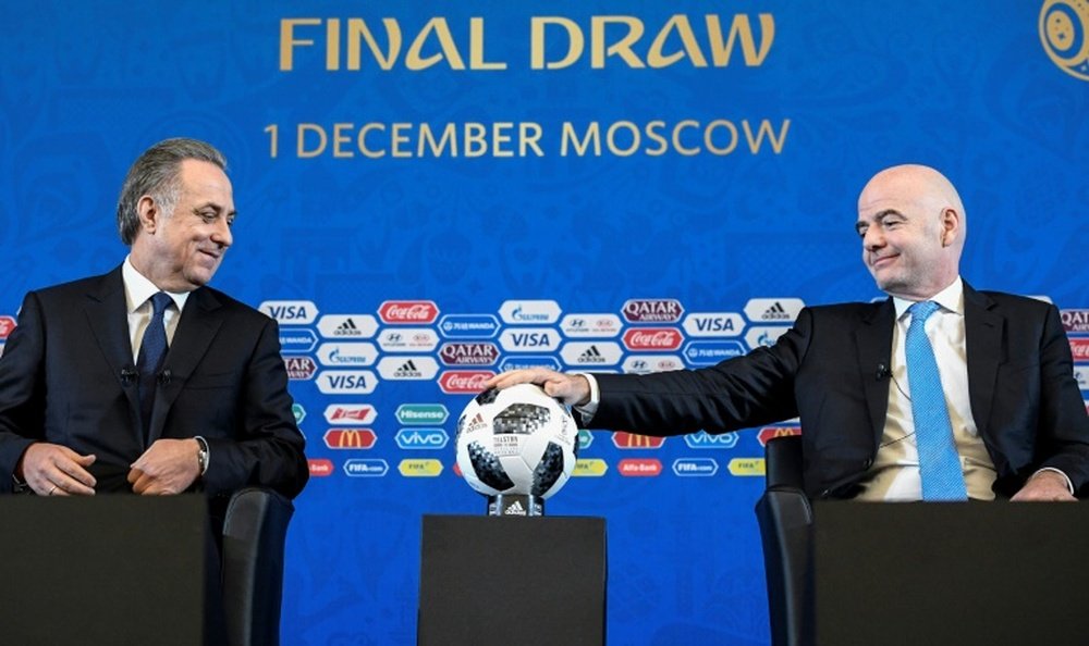 Gianni Infantino avec Vitali Moutko en conférence de presse à Moscou. AFP
