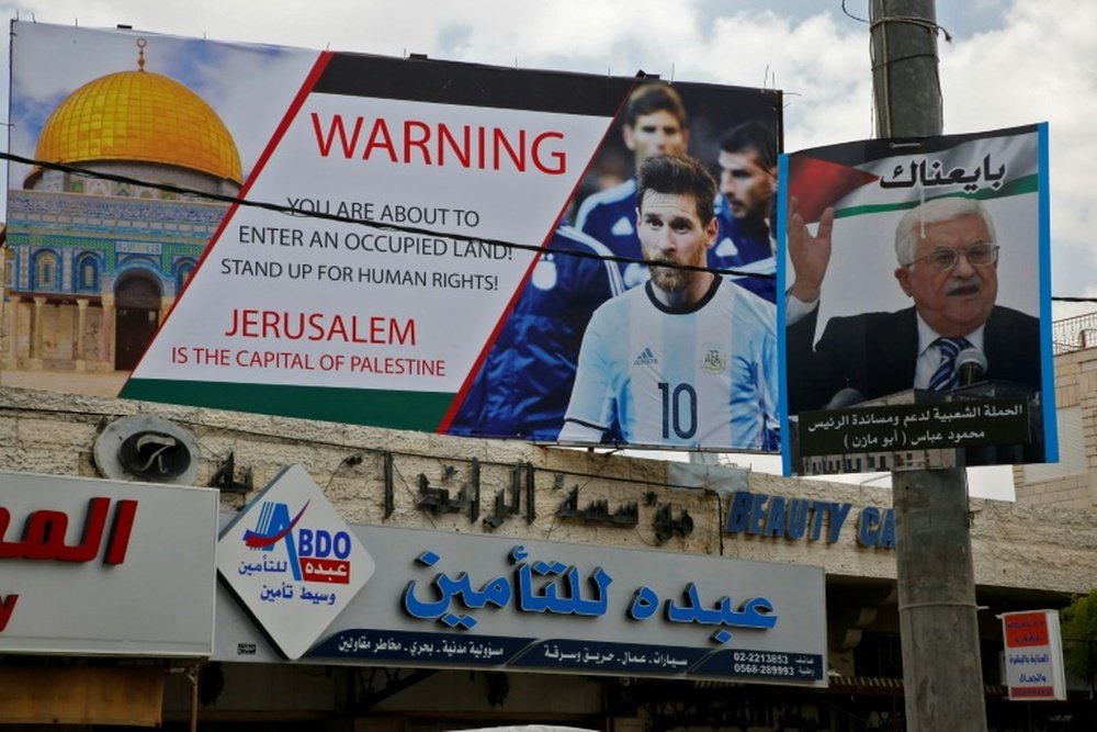 Affiche dénonçant l'occupation israélienne et le tenue d'un match entre Israël et l'Argentine. AFP