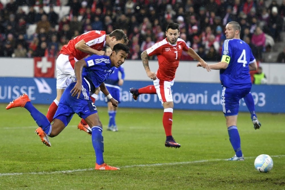 Le Suisse Stephan Lichtsteiner domine le défenseur féroïen et inscrit le 2e. AFP