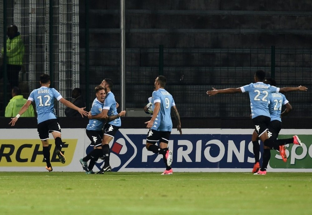 Les Tourangeaux se congratulent après un but de Florian Miguel en Coupe de la Ligue. AFP