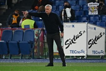Mourinho no se fue nada contento del partido. AFP