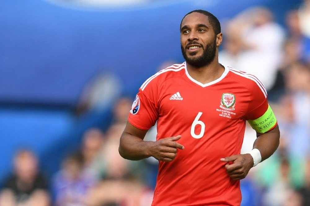 Le défenseur et capitaine gallois Ashley Williams face à l'Irlande du Nord à l'Euro. AFP