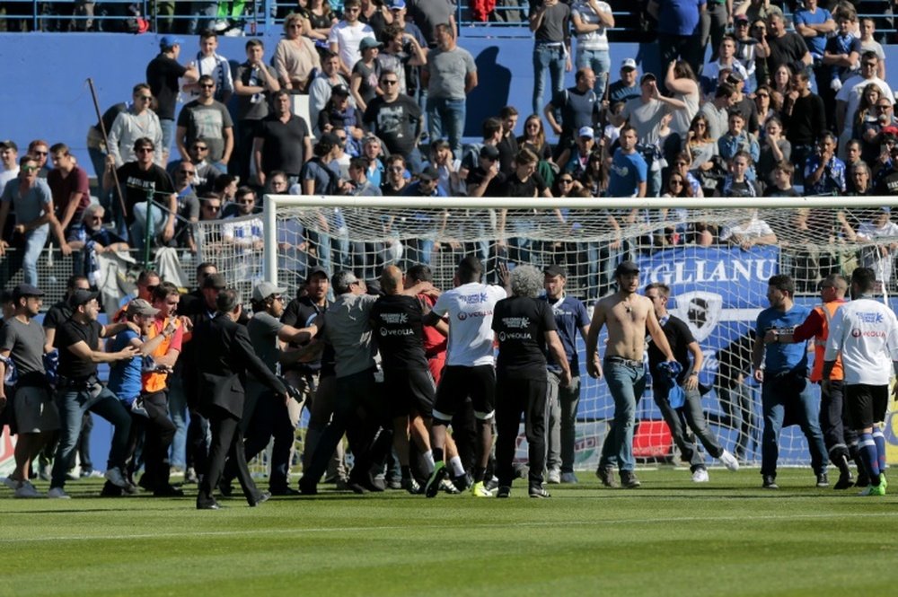 Des supporters bastiais envahissent la pelouse du stade Armand-Cesari, le 16 avril 2017. AFP