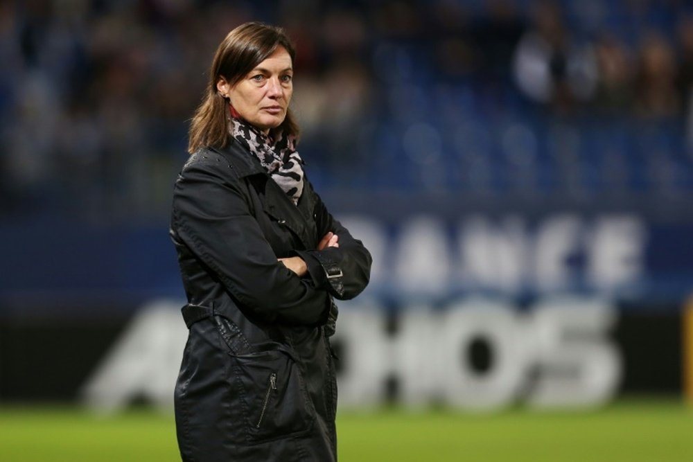 Le sélectionneur des Bleues Corinne Diacre suit le match des Françaises face aux Chiliennes. AFP