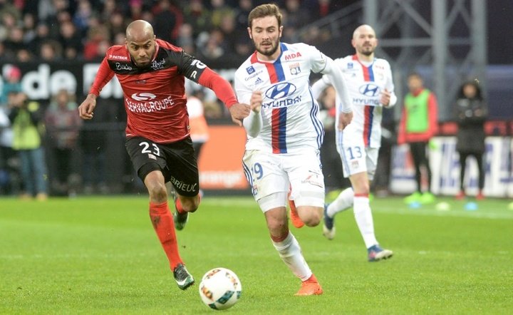 Guingamp et Lyon gardent le nez dans le guidon avant le PSG