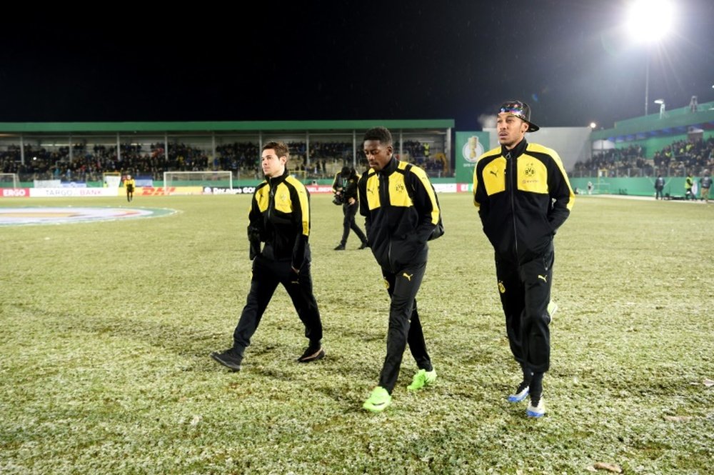 Les joueurs de Dortmund marchent sur la pelouse déclarée impracticable, le 28 février 2017. AFP