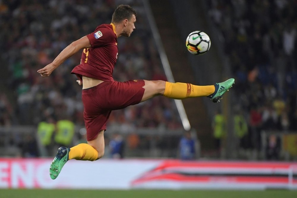 No habrá descanso para Edin Dzeko ante el Chievo. AFP/Archivo