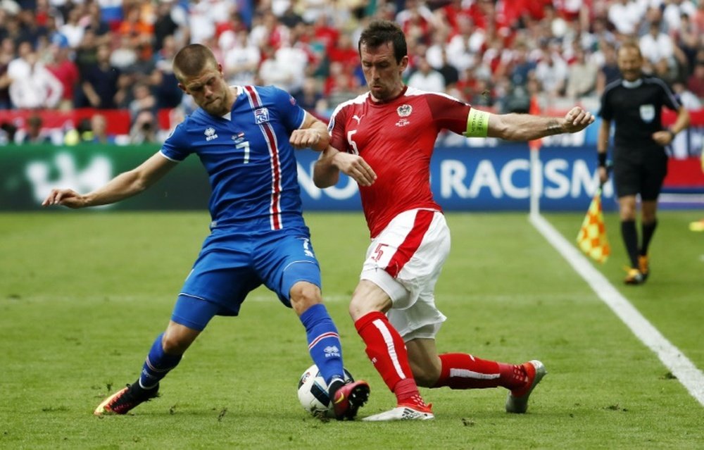 Gudmundsson (L) challenges Austria's Christian Fuchs. BeSoccer