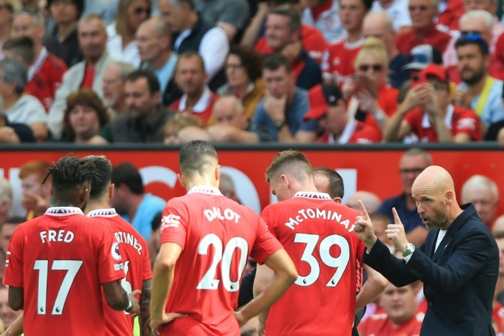 O técnico do Manchester United, Ten Hag, dirige a sua equipe.AFP