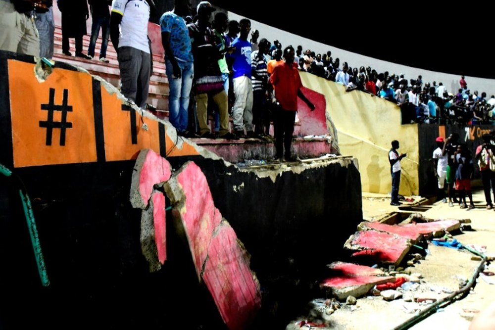 Des supporters attendent leur évacuation après l'effondrement dun mur du stade Demba Diop. AFP