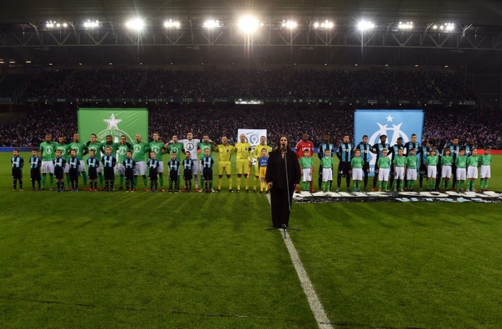 La Marseillaise chantée avant un match de Ligue 1 entre Saint-Etienne et l'OM. AFP