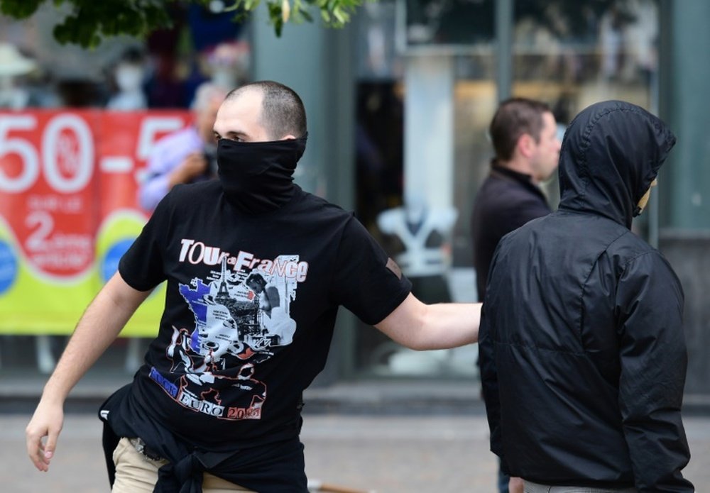 Los 'hooligans' rusos se dedicaron a atacar a otros seguidores en la Eurocopa. AFP