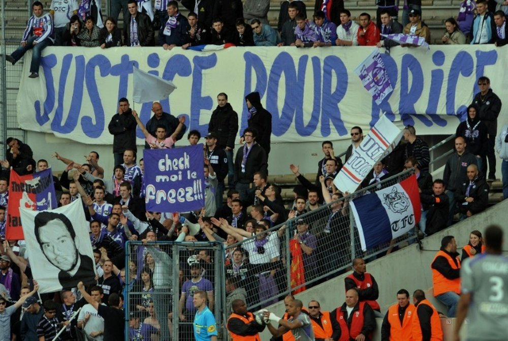 Les supporters de Toulouse brandissant une banderole . AFP