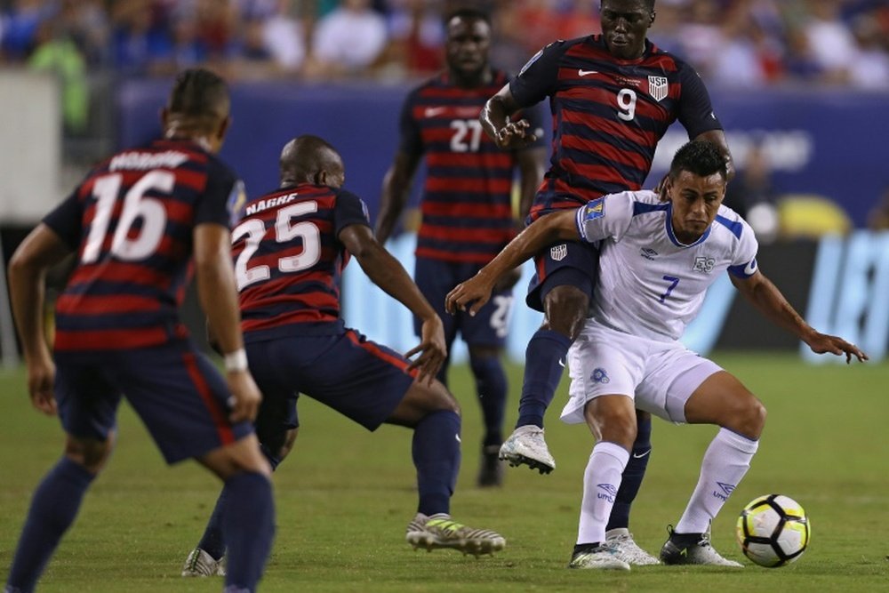Le joueur du Salvador, Darwin Ceren, face à plusieurs joueurs des Etats-Unis. AFP