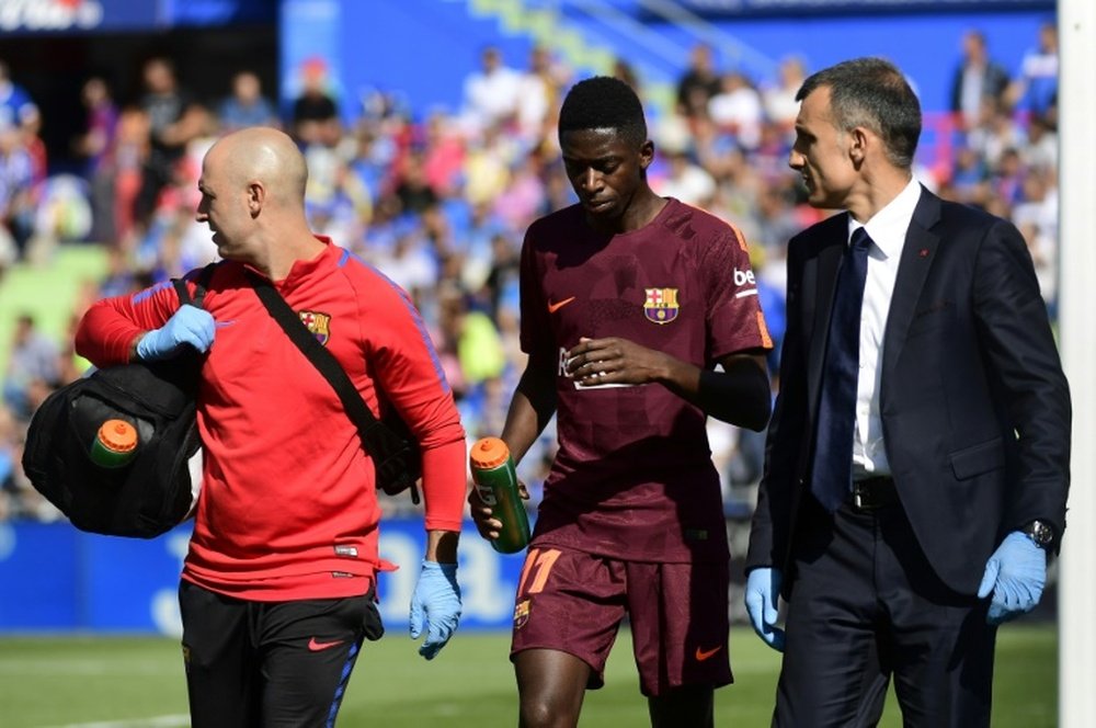 L'attaquant du FC Barcelone Ousmane Dembélé sort sur blessure lors d'un match à Getafe. AFP