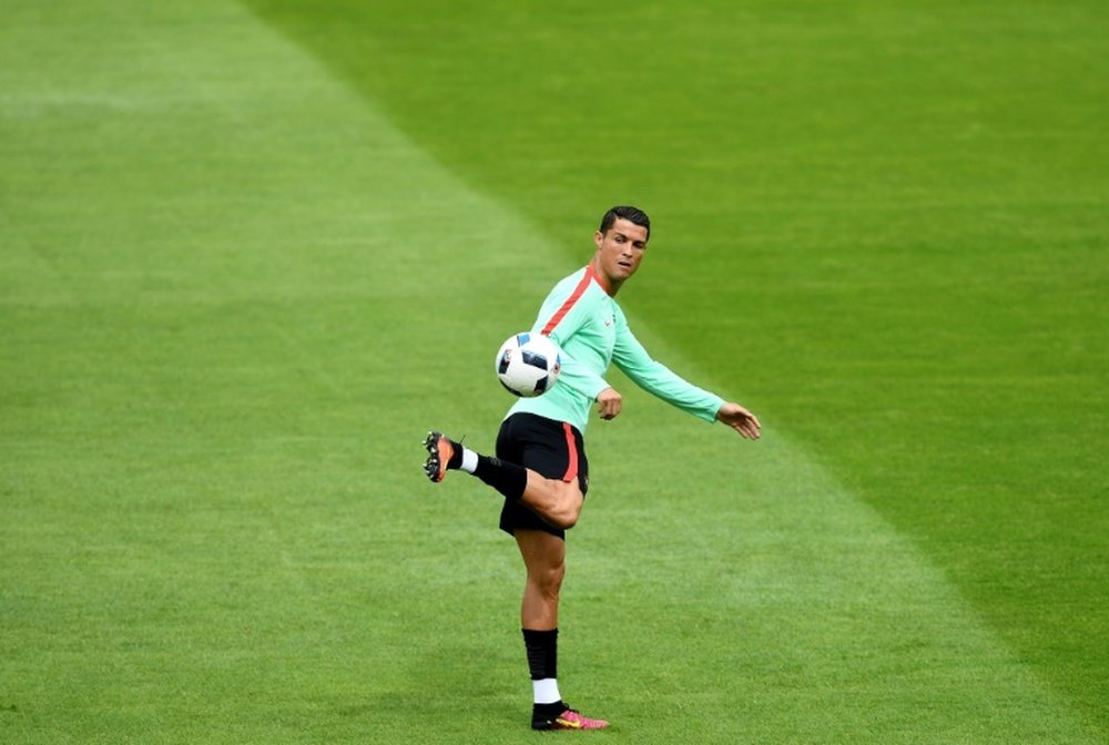 Cristiano Ronaldo comparte diariamente su trabajo con Portugal. AFP