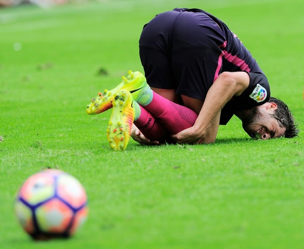 Le milieu barcelonais Sergi Roberto déjà touché lors d'un choc sur la pelouse du Sporting Gijon. AFP