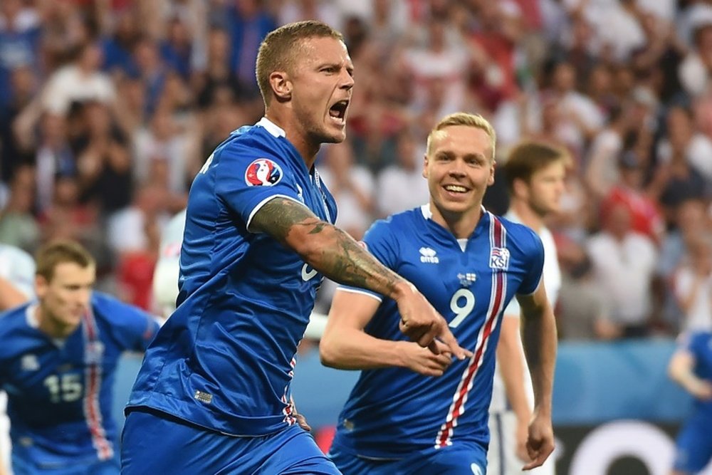 El defensor islandés está siendo una de las revelaciones de la Eurocopa. AFP