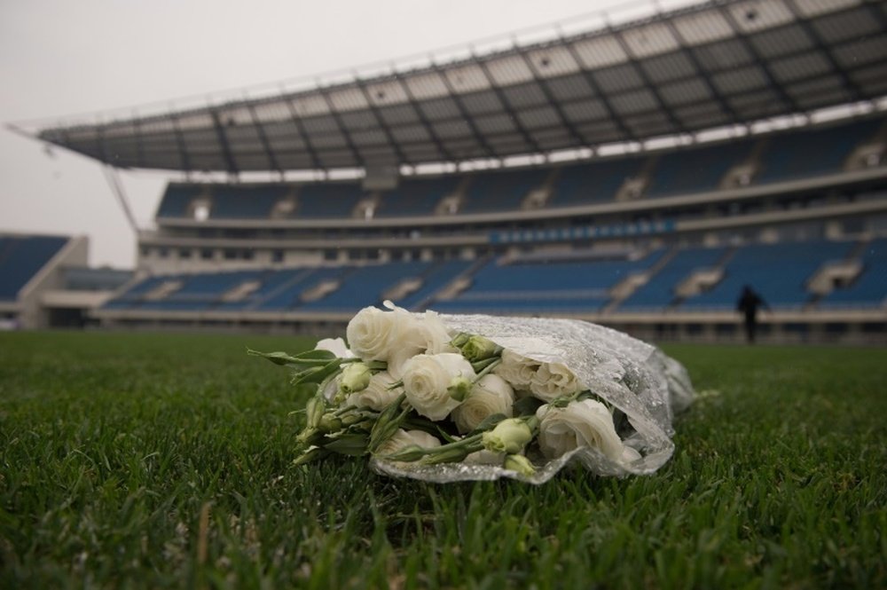 Un bouquet de roses blanches en hommage au footballeur international ivoirien Cheick Tioté. AFP