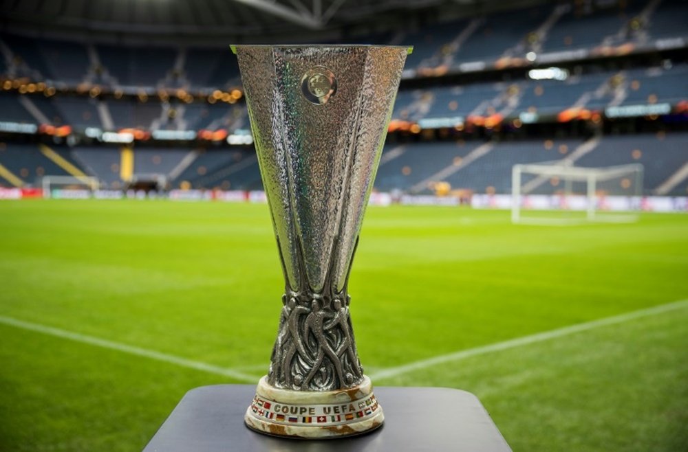 Le trophée de l'Europa League exposé avant la dernière finale entre l'Ajax Amsterdam et ManU. AFP