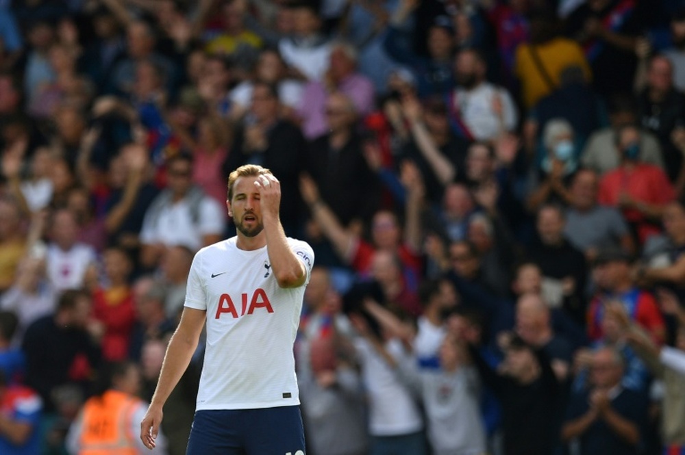 La hinchada culpó a Kane de la derrota ante el Arsenal. AFP