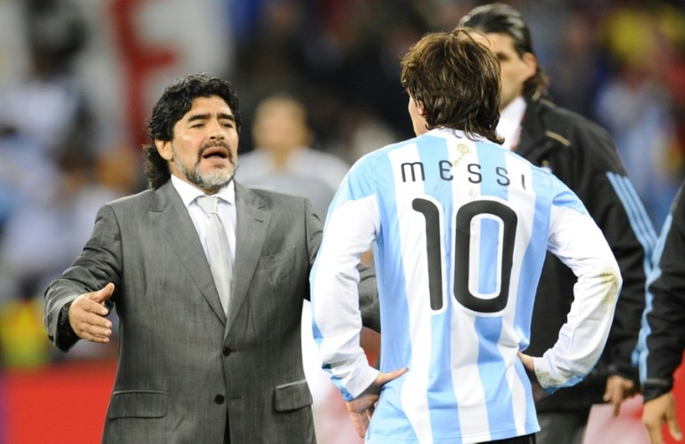 Messi y Maradona, los dos '10' de Argentina. AFP