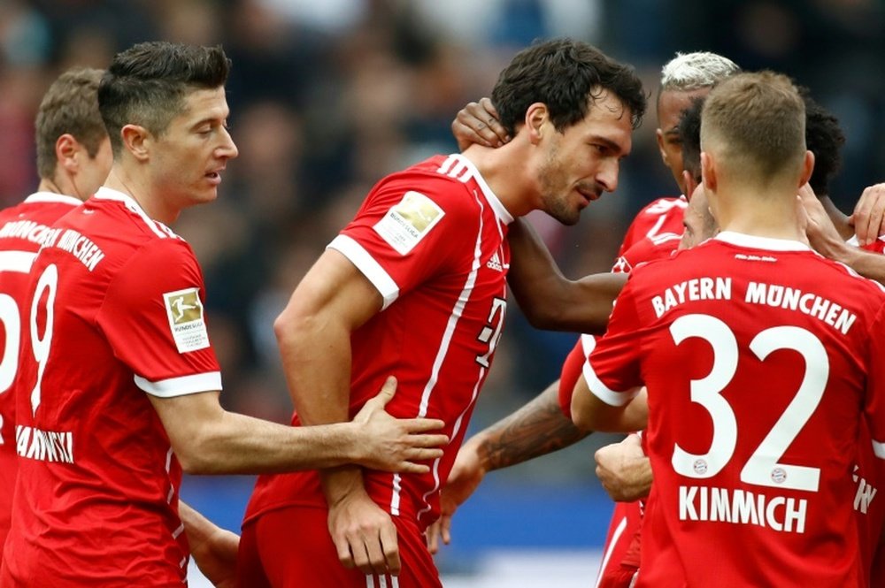 Le défenseur du Bayern Munich Mats Hummels (c) est congratulé par ses équipiers. AFP