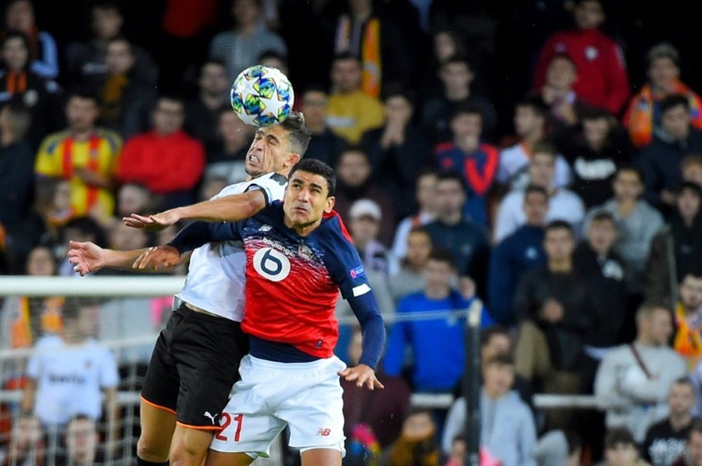 El central valencianista sueña con jugar en 'la Roja'. AFP