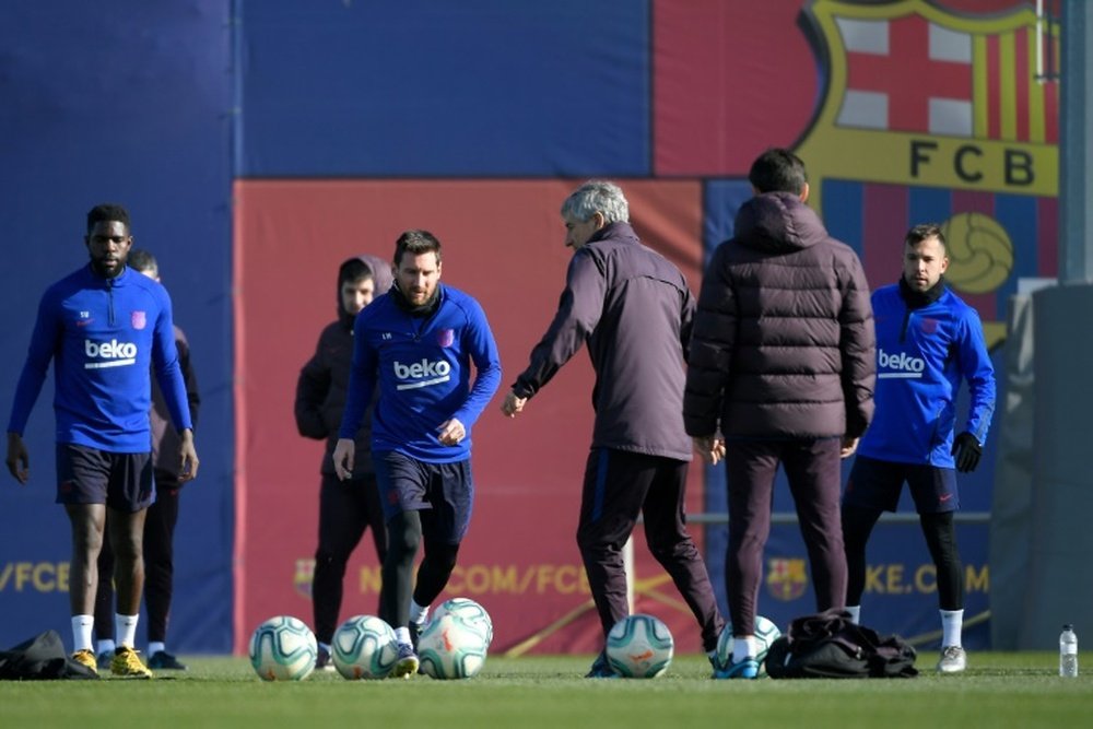 Messi e Quique Setién expuseram discordâncias em declarações. AFP
