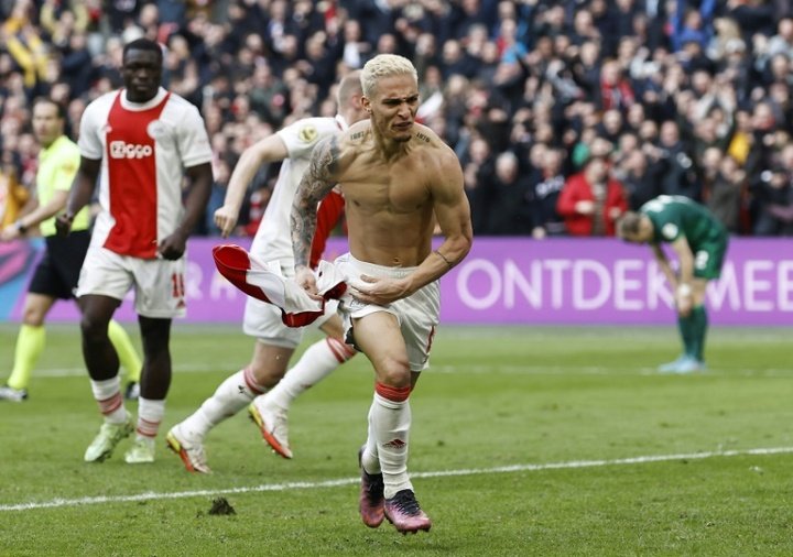 O Ajax trava o avanço do Manchester United por Antony.AFP