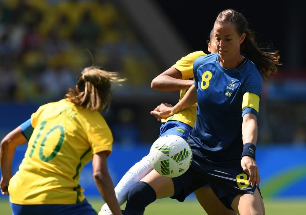 La capitaine suédoise Lotta Schelin (d) lors de la demi-finale face au Brésil, le 16 août 2016 au Maracana