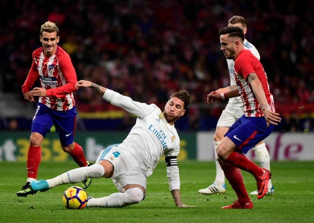 Le capitaine du Real Madrid Sergio Ramos face au pressing des attaquants de l'Atletico. AFP
