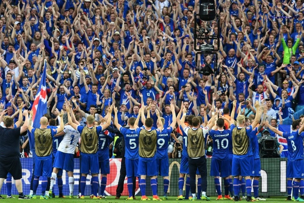 Les Islandais fêtent leur qualification en 8e de lEuro avec leurs supporters, le 22 juin 2016 au Stade de France