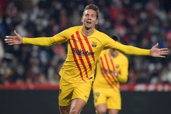 Luuk De Jong salva o Barcelona num duelo de loucos.AFP