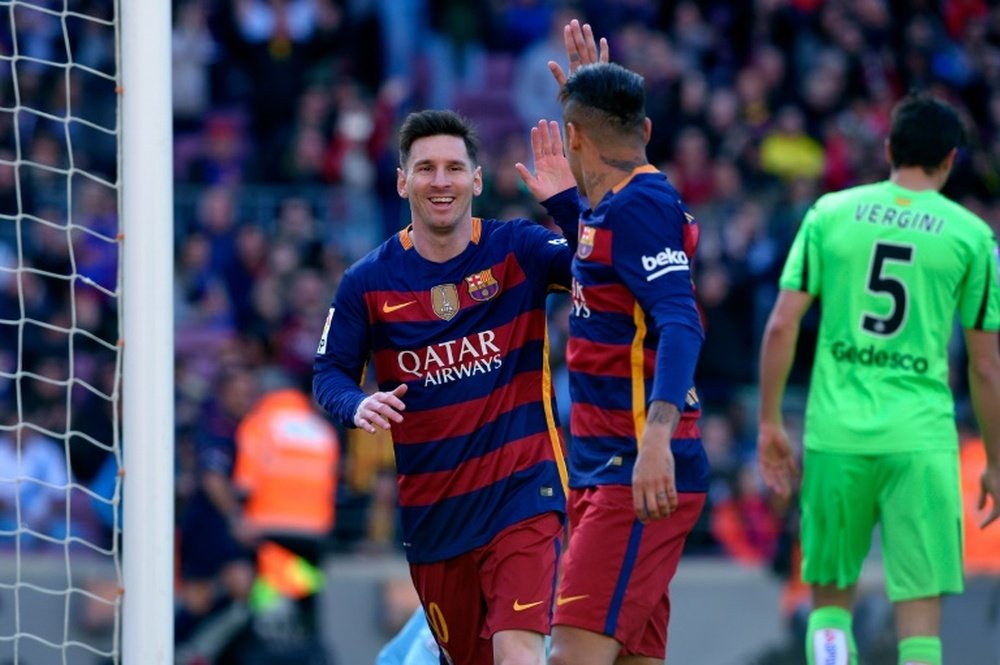 Les attaquants de Barcelone Lionel Messi et Neymar se congratulent après un but. AFP