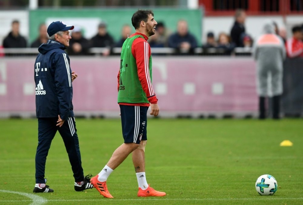 Le milieu Javi Martinez plaisante avec le tout nouvel entraîneur du Bayern, Jupp Heynckes. AFP