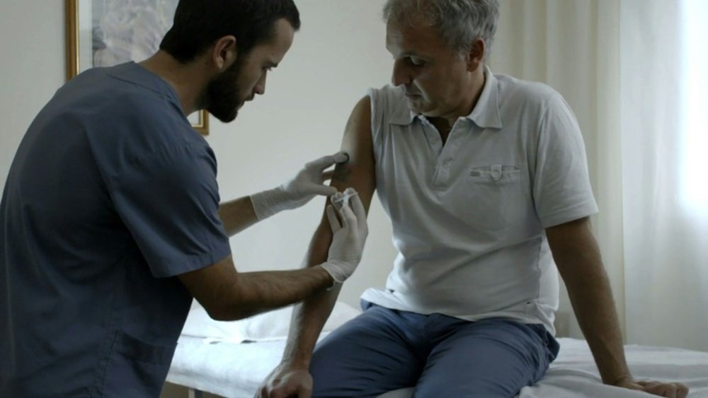 Un docteur introduit une micropuce dans le bras du secrétaire général de Tigre Ezequiel Rocino. AFP