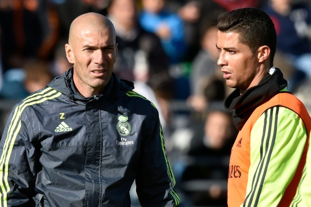 Zinedine Zidane (L) and Cristiano Ronaldo (R) during training session. BeSoccer