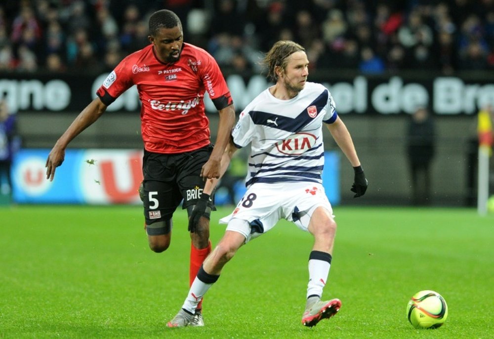 Le milieu de Bordeaux Jaroslav Plasil à la lutte avec le milieu de Guingamp Diallo. AFP