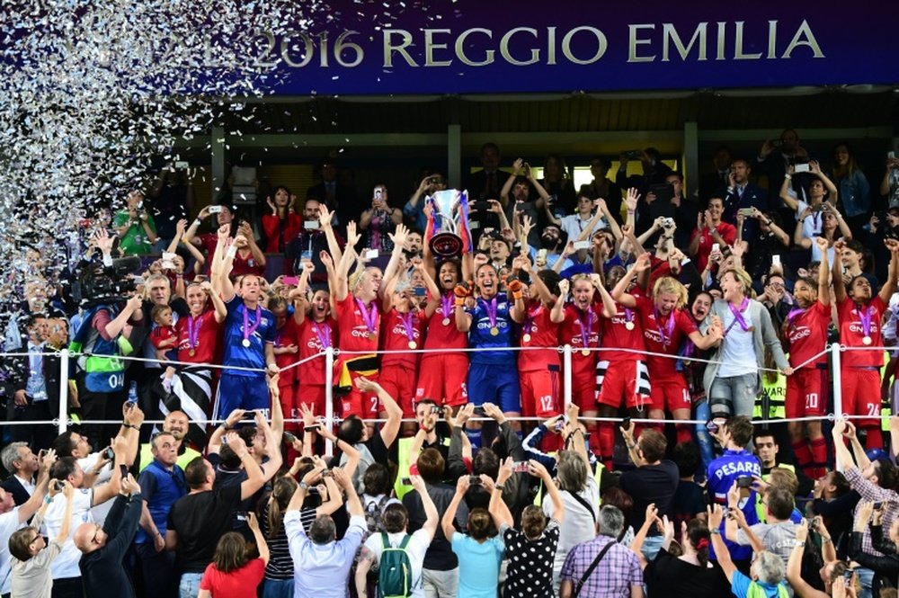 Les Lyonnaises brandissent le trophée de la Ligue des champions, le 26 mai 2016 à Reggio Emilia. AFP